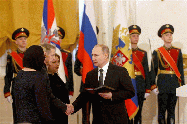 Президент награждает звездой Героя семью летчика Филиппова